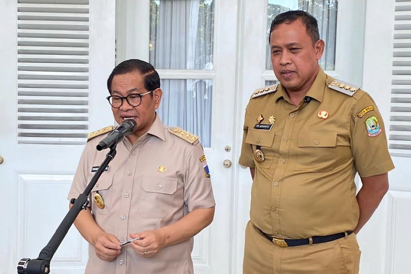 Gubernur Jakarta Pramono Anung (kiri) bersama Wali Kota Bekasi Tri Adhianto (kanan) usai membahas sejumlah kerja sama strategis memperkuat lintas wilayah, Selasa (8/7/2025).