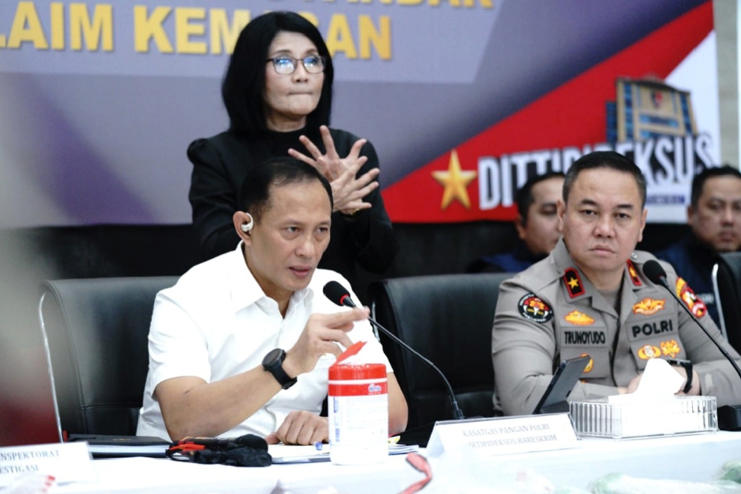 Kasatgas Pangan Polri, Brigjen Pol. Helfi Assegaf saat mengumumkan perkembangan kasus beras oplosan yang kini sudah naik ke tahap penyidikan, Kamis (24/7/2025).