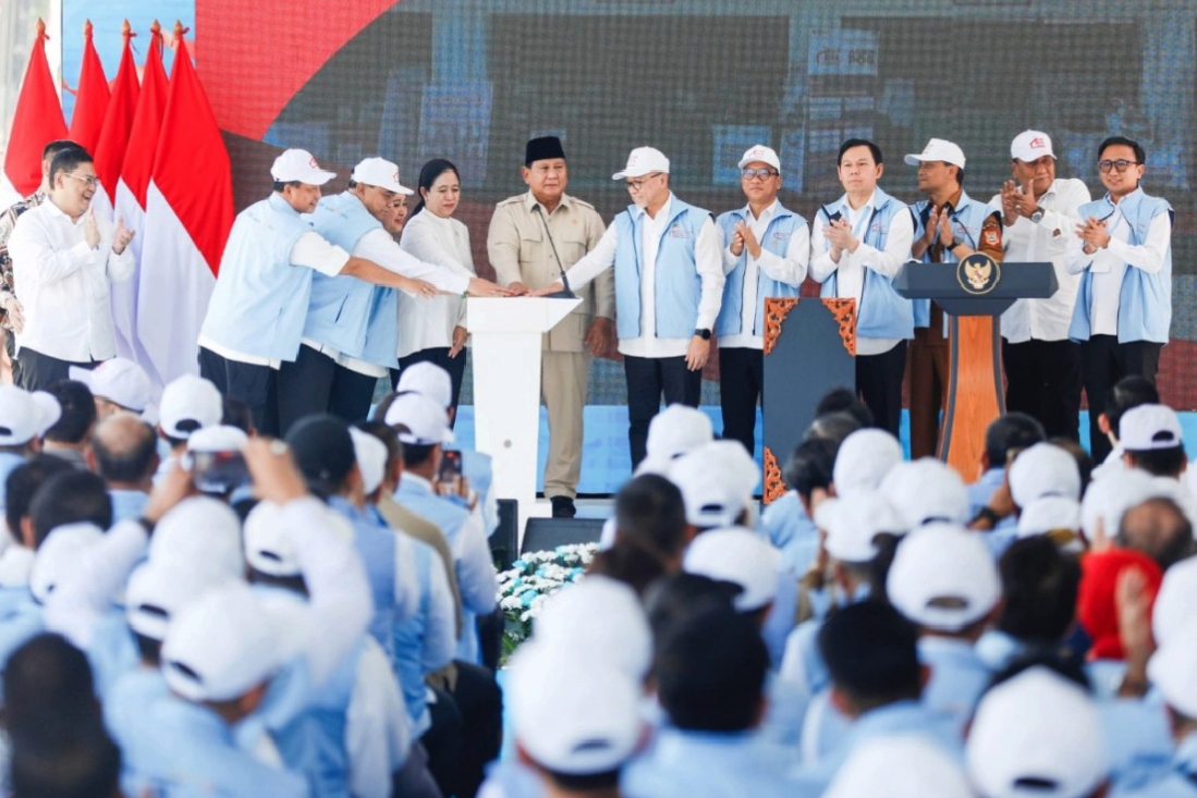 Presiden Prabowo Subianto (pakai peci) bersama pejabat negara saat resmi meluncurkan koperasi merah putih di Desa Bentangan, Wonosari, Klaten, Jawa Tengah, Senin (21/7/2025).