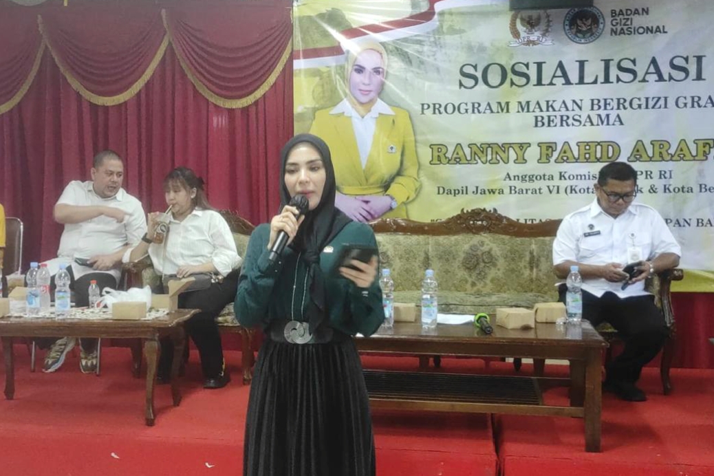 Anggota Komisi IX DPR RI, Ranny Fahd A Rafiq bersama Badan Gizi Nasional (BGN) saat melakukan sosialisasi salah satu program prioritas Presiden Prabowo, Makan Bergizi Gratis (MBG) di Bekasi, Selasa (22/7/2025).