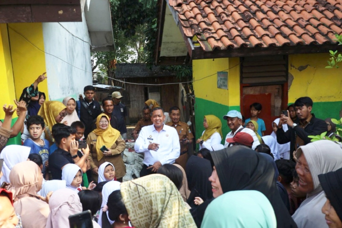 Wali Kota Bekasi, Tri Adhianto (kemeja putih) saat meninjau SDN Margahayu IX, menyatakan sekolah tersebut tidak jadi di merger dan justru akan direnovasi, Senin (21/7/2025).