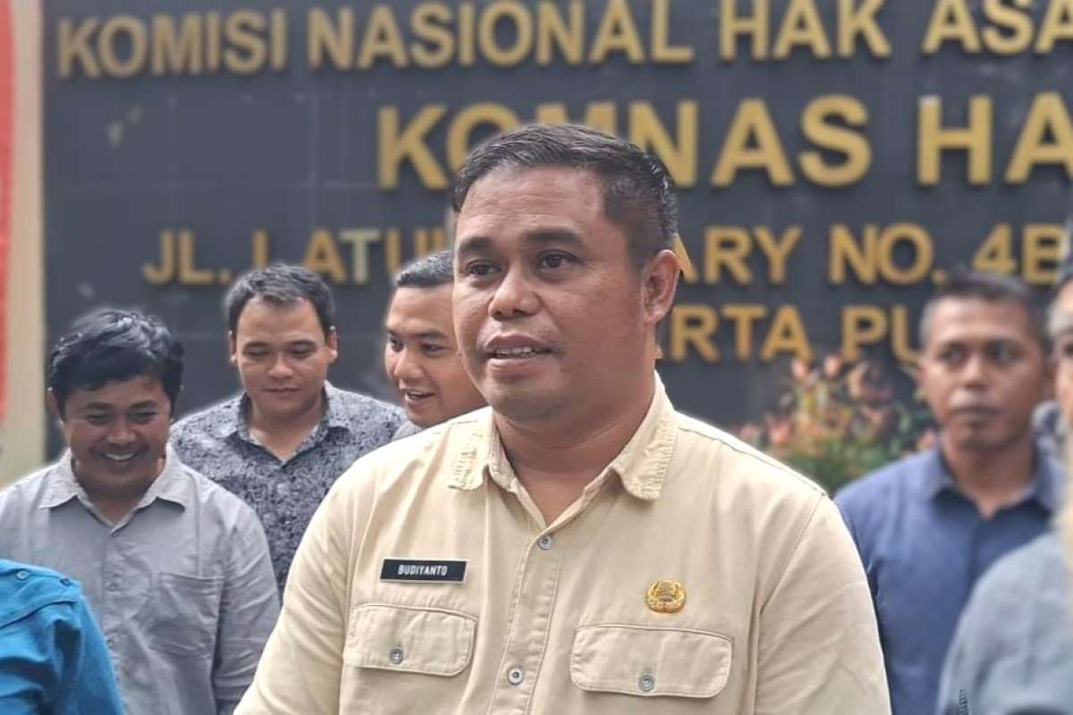 Kepala Desa Sukawangi, Budiyanto, memberikan keterangan kepada awak media usai menyampaikan aduan di Gedung Komnas HAM, Menteng, Jakarta Pusat, Selasa (12/8/2025).