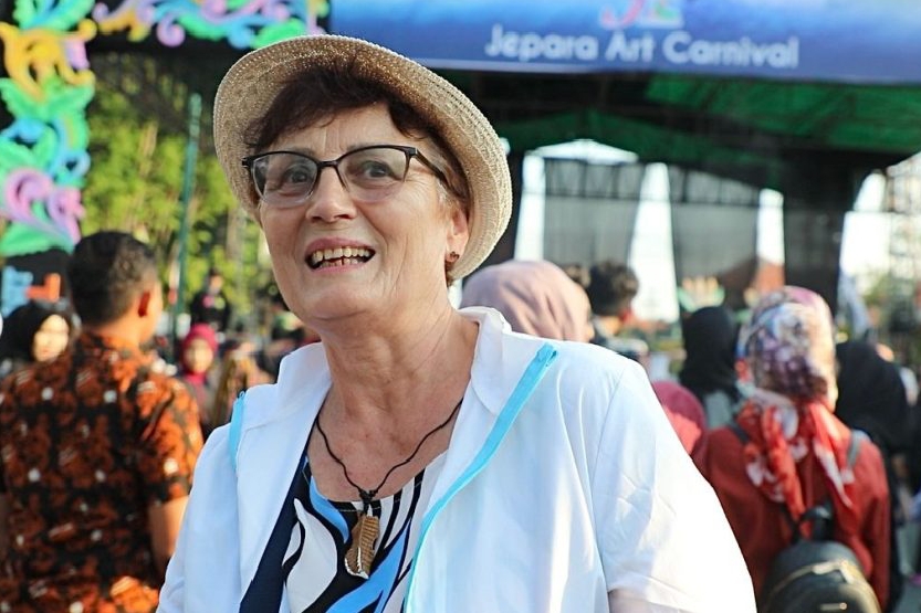 Wisatawan mancanegara, asal Jerman, Grazyna Maria Ina terpukau melihat event Jepara Art Carnival 2025.