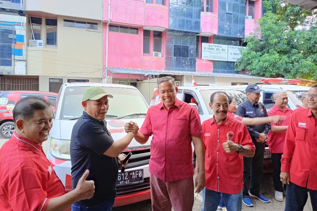 Penyerahan ambulans yang dilakukan Ketua DPC PDIP Kota Bekasi, Tri Adhianto kepada salah satu PAC di kantor Partai, Sabtu (30/8/2025).