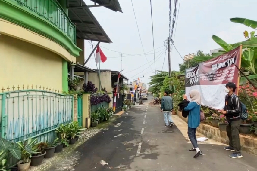 Warga di perumahan dukuh zamrud Bekasi protes soal kegiatan keagamaan yang diduga menyimpang.