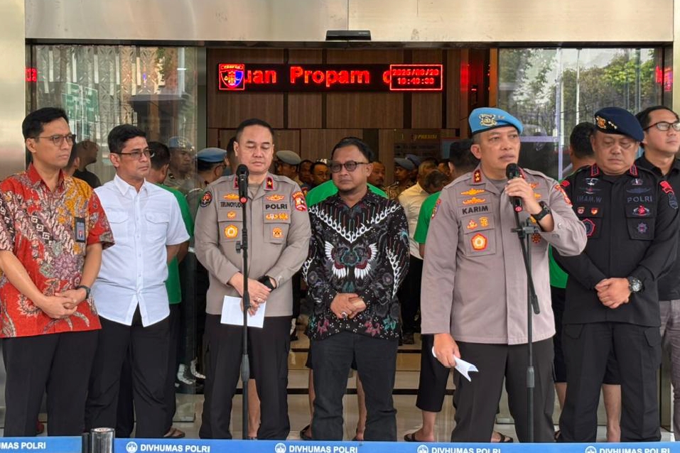 Kadiv Propam Polri, Irjen Pol Abdul Karim, saat memberikan keterangan pers terkait 7 anggota Brimob yang menabrak dan melindas driver Ojol hingga tewas, terbukti melanggar kode etik, Jumat (29/8/2025).