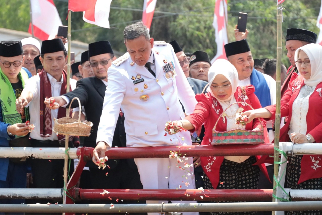 Wali Kota Bekasi Tri Adhianto bersama DPRD Kota Bekasi saat melakukan tabur bunga, berjanji akan membangun monumen Sasak Kapuk, Minggu (17/8/2025).