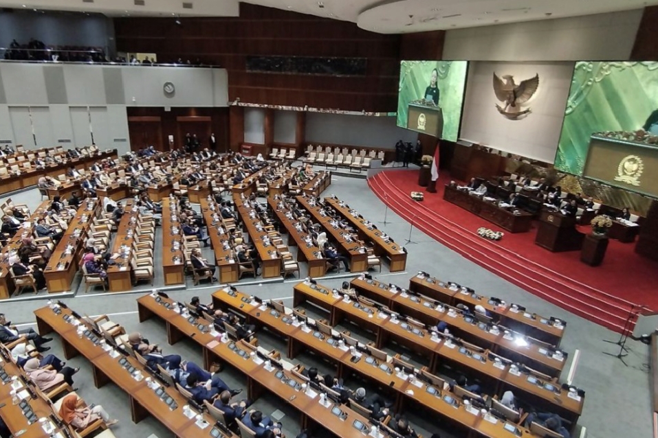 Delapan fraksi di DPR sepakat evaluasi dan hentikan tunjangan rumah dinas, setelah gelombang aksi unjuk rasa di sejumlah daerah pecah.