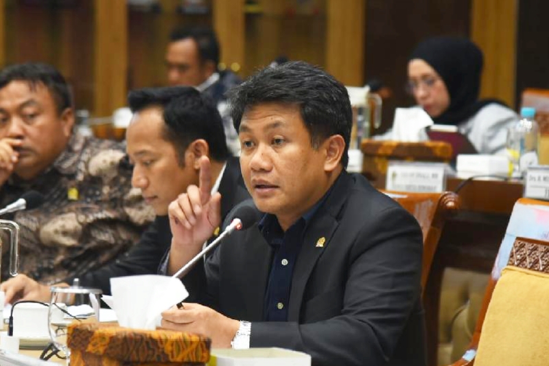 Anggota Komisi X DPR RI, Bonnie Triyana angkat suara soal tewasnya mahasiswa Amikom Yogyakarta usai terlibat dalam unjuk rasa di Mapolda DIY. Minta Polisi usut tuntas.