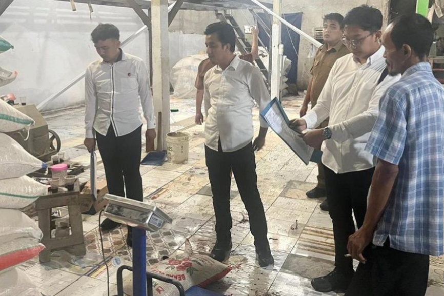 Polres Serang bersama Satgas Pangan saat melakukan penggerebekan pabrik beras oplosan yang disebut sudah beroperasi selama 10 tahun, Minggu (7/9/2025).