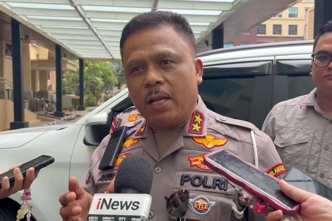 Kakorlantas Polri Irjen Pol Agus Suryonugroho menghentikan penggunaan sirene dan strobo, dengarkan langsung kritik masyarakat yang viral di media sosial dengan tagar 'Stop Tot Tot Wuk Wuk', Minggu (21/9/2025).