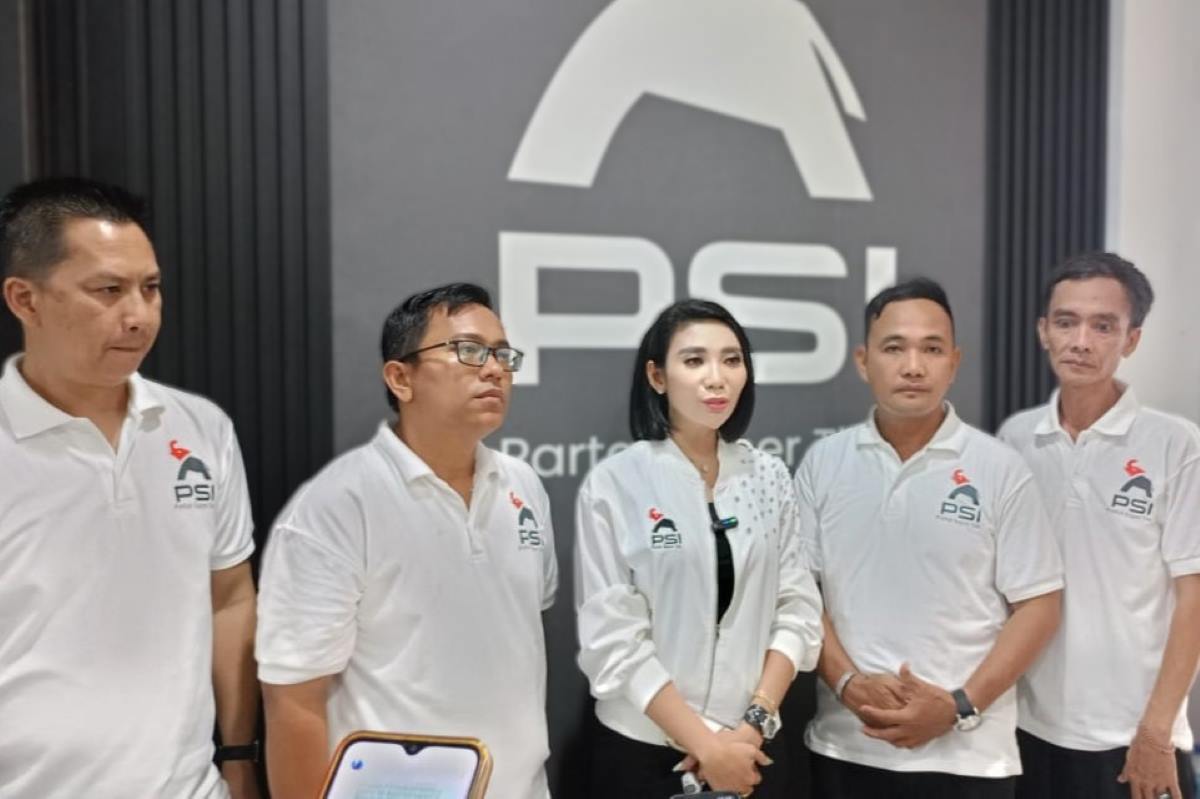 Ketua DPD PSI Kota Bekasi Tanti Herawati bersama jajarannya saat memberikan keterangan kepada awak media usai acara syukuran di Basecamp DPD, Sabtu (4/10/2025).