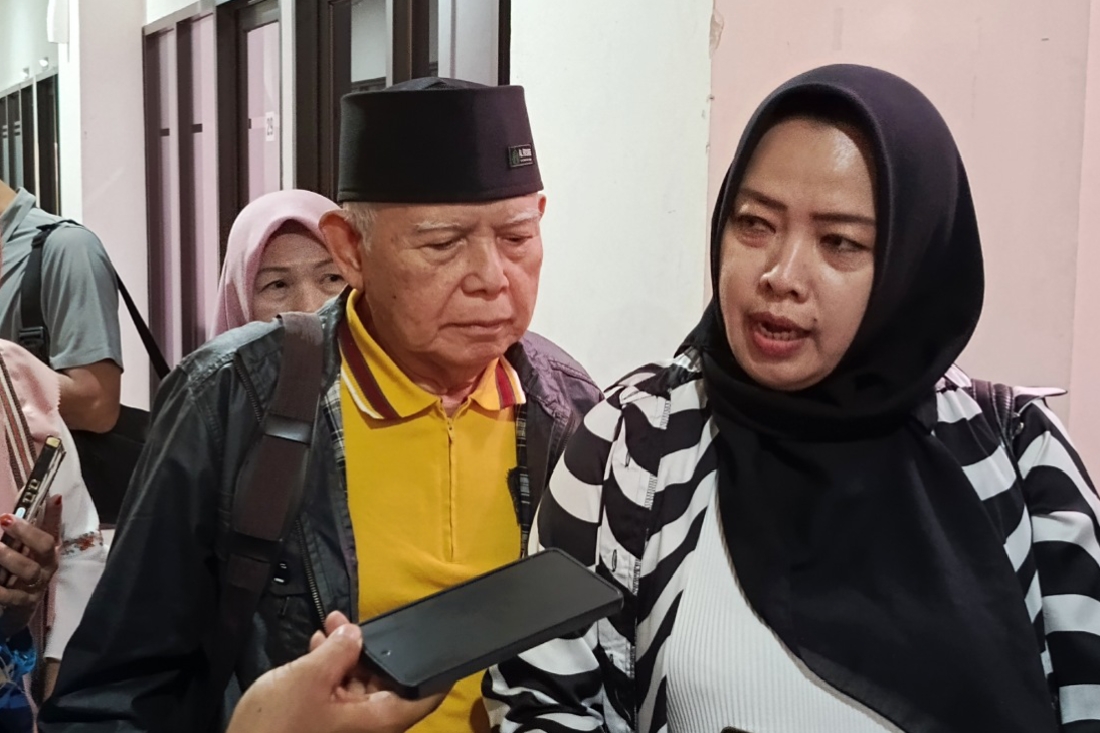Juru bicara ahli waris lahan Pasar Semi Induk Pondokgede, Agustin usai bertemu Komisi II DPRD Kota Bekasi, meminta Pemkot untuk segera menyerahkan lahan tersebut atau mengganti rugi, Kamis (9/10/2025).