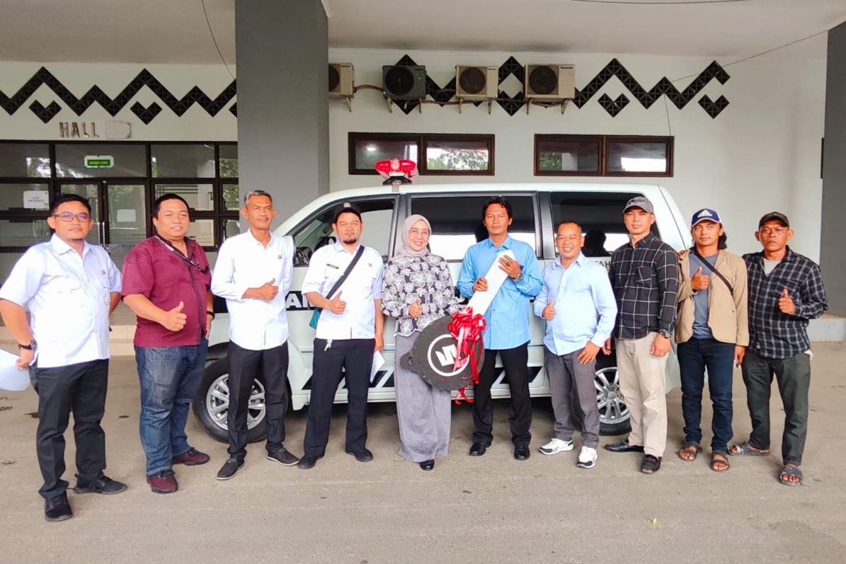 Dewan Aminah (tengah pakai hijab) saat menyerahkan Ambulans kepada warga atas serapan aspirasi, Kamis (16/10/2025).