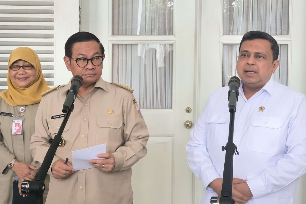 Kepala BPJPH Haikal Hasan (kanan) bersama Gubernur DKI Jakarta Pramono Anung (kiri) saat memberikan keterangan pers terkait sertifikasi halal di Balai Kota Jakarta, Senin (13/10/2025).