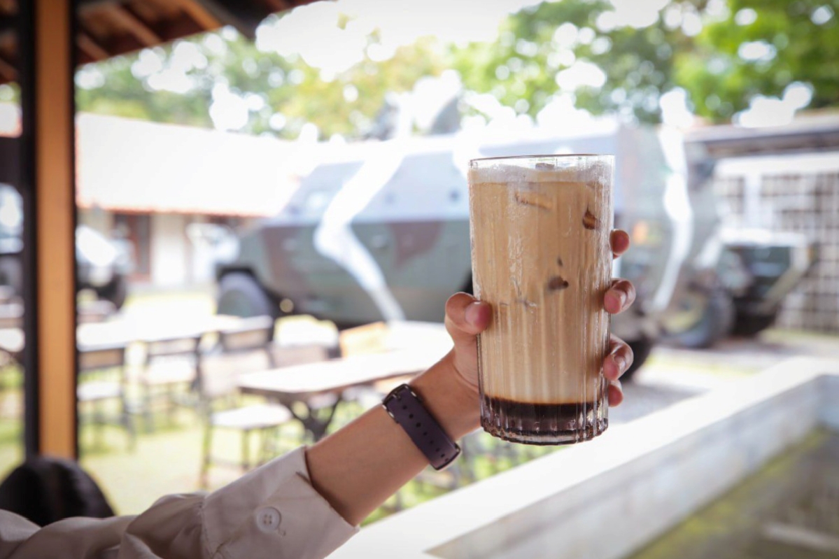 Menikmati kopi di Cenghar Kopi yang ada di museum kavaleri Bandung.