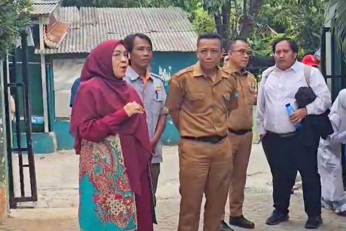Anggota Komisi II DPRD Kota Bekasi, Chairun Nisa (kiri) saat melakukan peninjauan pembangunan di SDN 4 Pengasinan, Rawalumbu.
