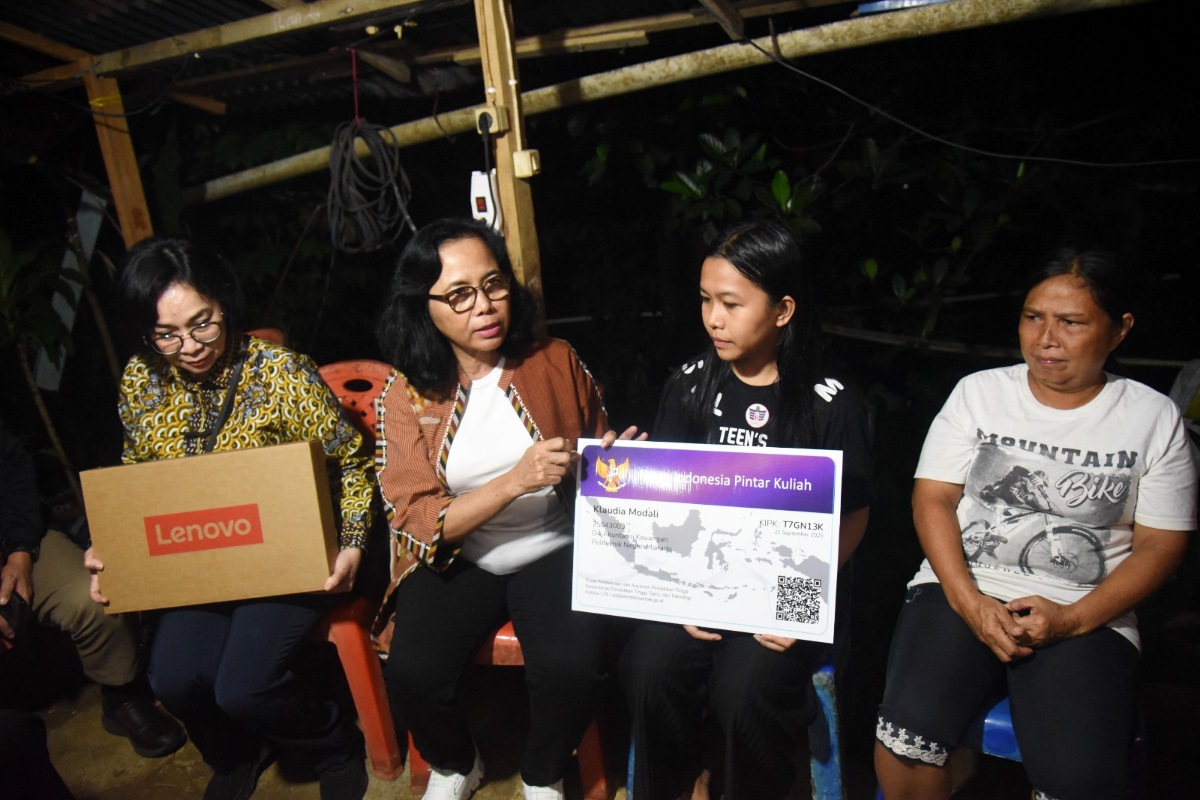 Wakil Ketua Komisi X DPR RI, MY Esti Wijayati saat menyambangi rumah Cinta dan Claudia, penerima beasiswa Kartu Indonesia Pintar (KIP) Kuliah di Dendengan Luar, Manado, Sulawesi Utara, Minggu (5/10/2025).