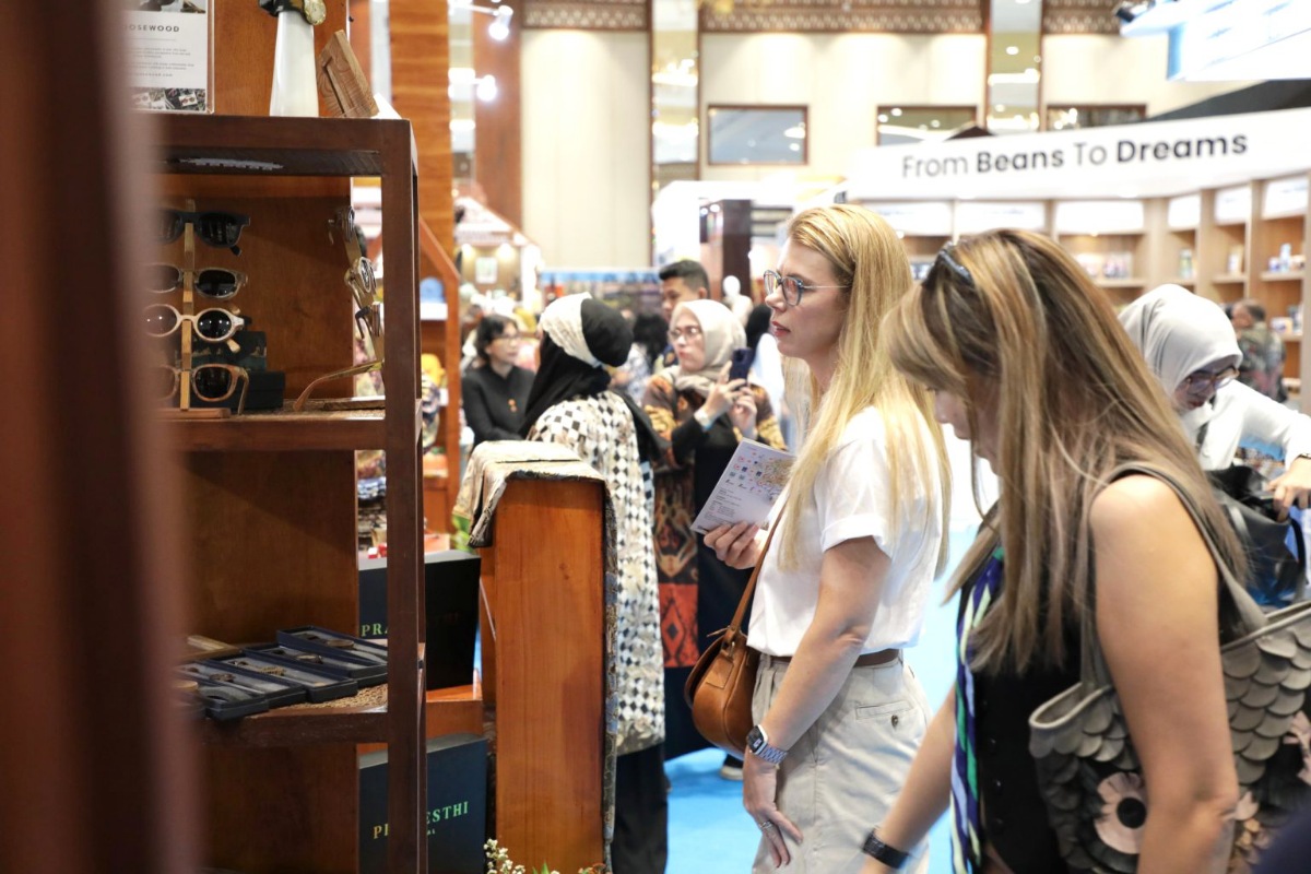 Kacamata hingga batik perada asal Jawa Tengah jadi sorotan di Inacraft 2025 yang digelar di Jakarta International Convention Center, Minggu (5/10/2025).