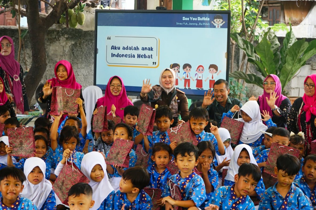 Kajari Kota Bekasi Sulvia bersama Kadisdik Alexander saat berada di TK Negeri I Kayuringin, turun langsung pantau penyaluran interactive flat panel atau tv digital, Kamis (30/10/2025).