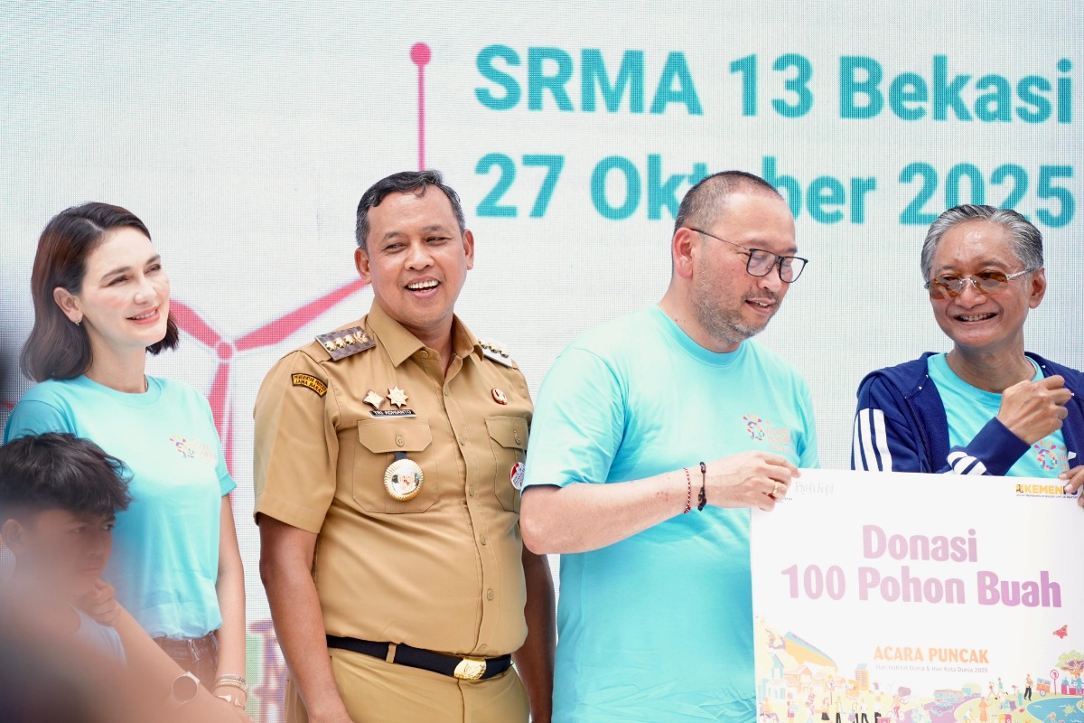 Menteri Pekerjaan Umum (PU) Doddy Hanggodo (kanan) bersama Wali Kota Bekasi Tri Adhianto (kiri samping Luna Maya) saat menghadiri acara puncak peringatan Hari Habitat Dunia dan Hari Kota Dunia (HHD–HKD) 2025 di SRMA 13 Panghudi Luhur, Bekasi Timur, Senin (27/10/2025).