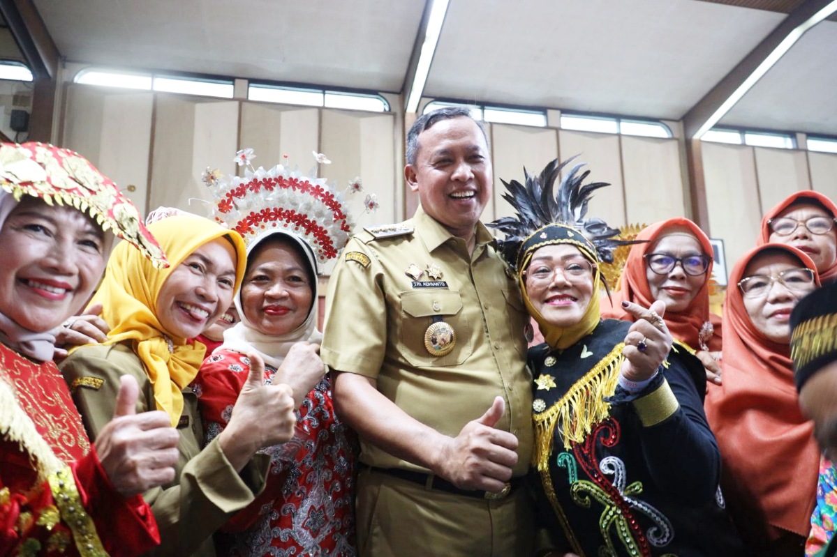 Wali Kota Bekasi Tri Adhianto saat menghadiri acara keriyaan lansia di Balai Patriot, Senin (27/10/2025).