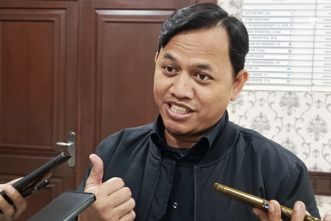 Pengelolaan sampah Bantar Gebang disorot Ketua Komisi II DPRD Kota Bekasi, Latu Har Hary saat rapat paripurna, Kamis (30/10/2025).