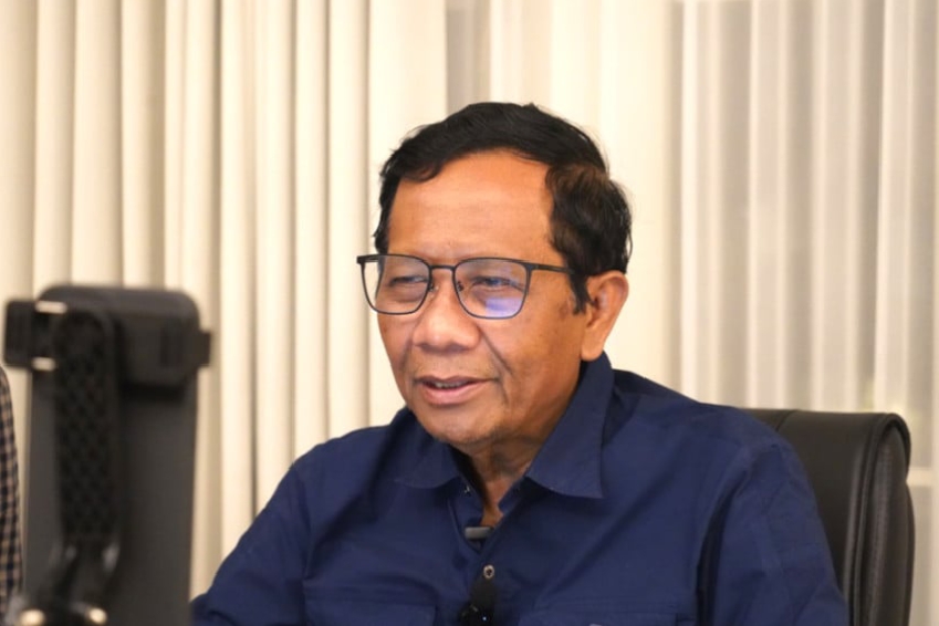 Mahfud MD cerita dalam kanal YouTubenya terkait dua cucunya yang mengalami keracunan dari program MBG, Rabu (1/10/2025).