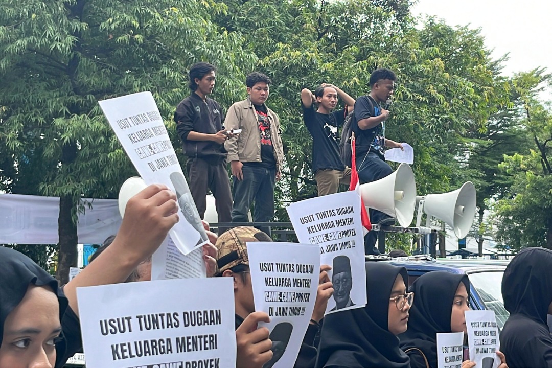 Mahasiswa saat demo di depan kantor Menteri PU, minta Presiden Prabowo copot lantaran boros anggaran dan diduga ikut cawe-cawe dalam urusan proyek, Kamis (2/10/2025).
