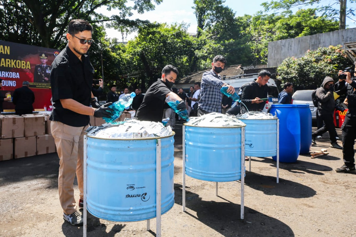 Obat keras ilegal hasil sitaan dimusnahkan Polrestabes Bandung.