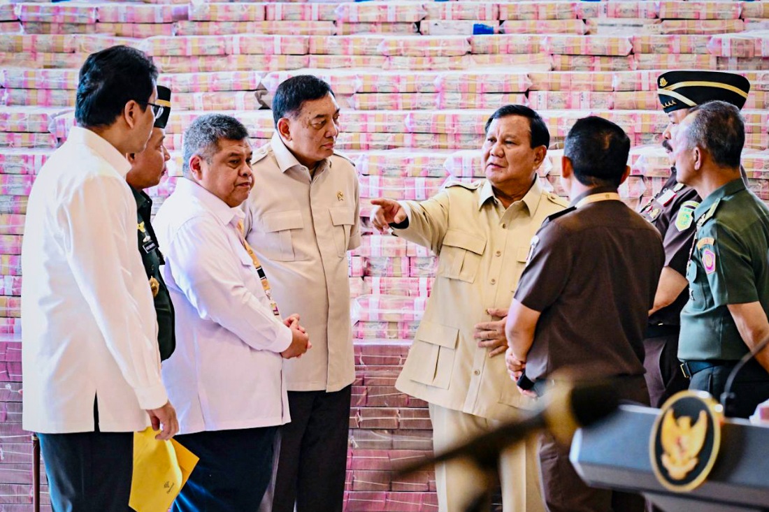 Presiden Prabowo Subianto saat menyaksikan langsung penyerahan uang Rp13,2 triliun dalam kasus korupsi CPO di Kejagung, Senin (20/10/2025).