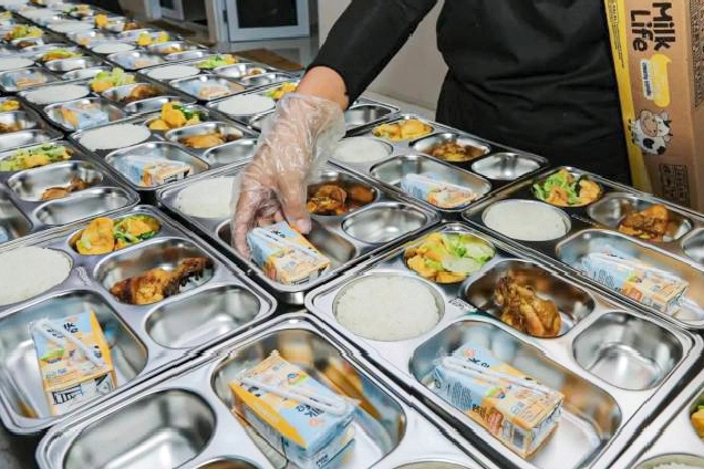 Program makan bergizi gratis (MBG) dinilai DPR dan BGN bisa menjadi solusi ganda dalam mendongkrak gizi anak dan ekonomi.