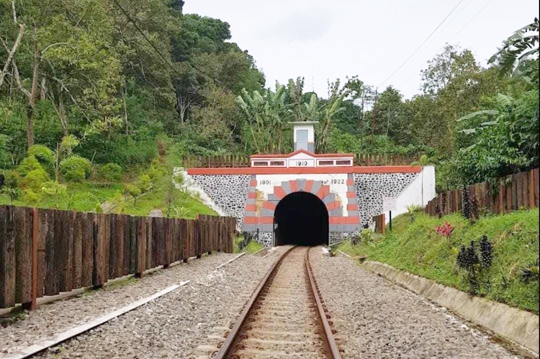 Terowongan di dekat Stasiun Mrawan, yang memiliki sejarah hingga jadi penggerak ekonomi dan wisata di wilayah tersebut.