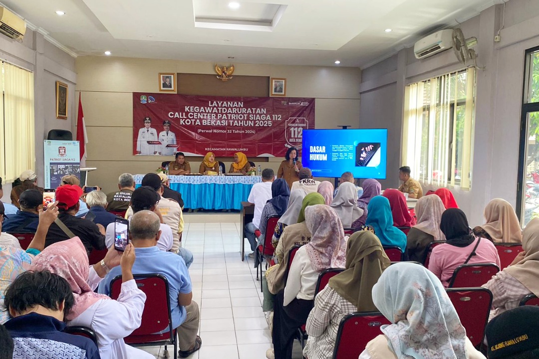 Pemkot Bekasi melalui Diskominfostandi saat melakukan sosialisasi Layanan Kegawatdaruratan Patriot Siaga 112 di Rawalumbu, Senin (27/10/2025).