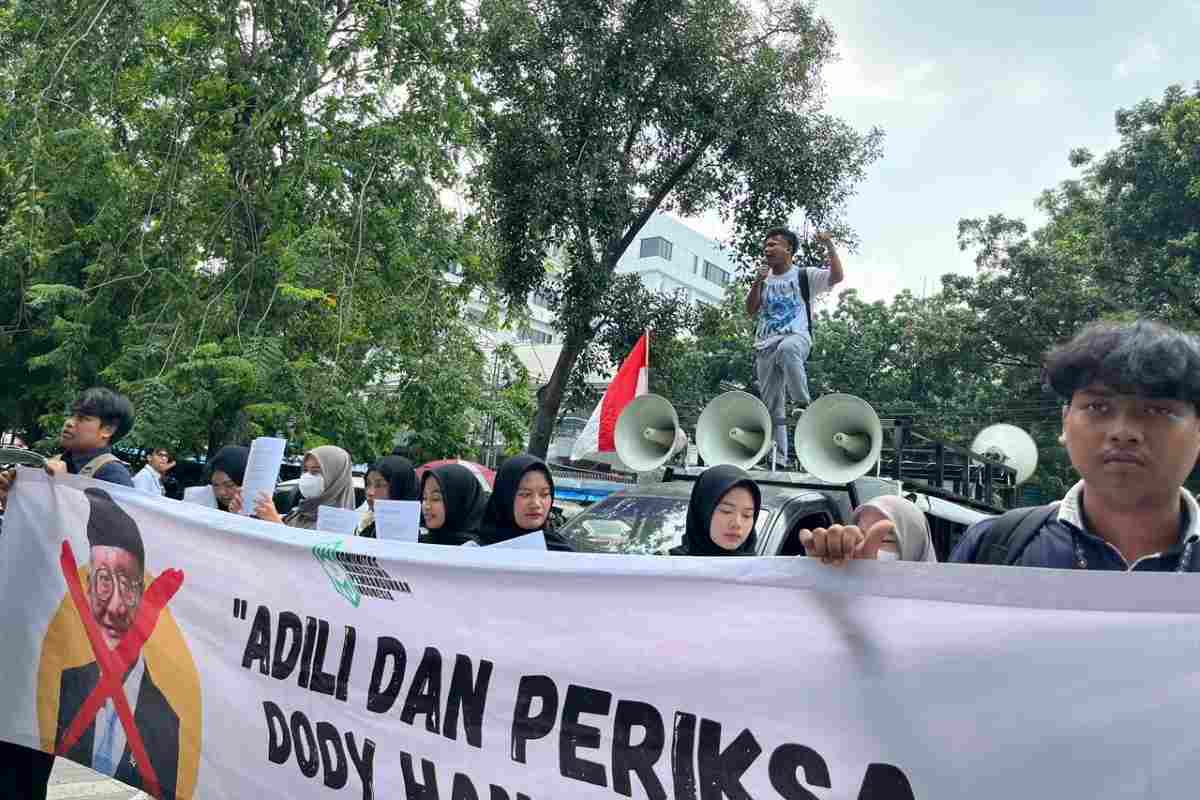 Aksi unjuk rasa Komunitas Mahasiswa Peduli Pembangunan Indonesia (KMPPI).