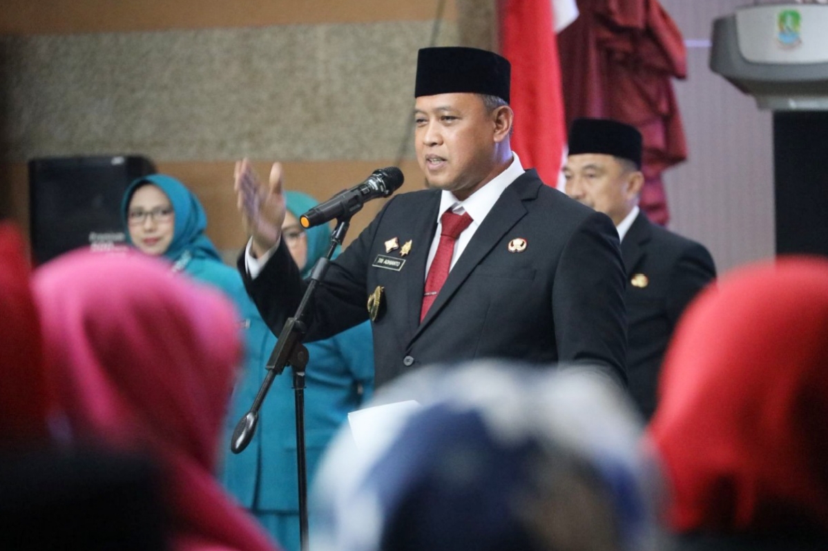 Seluruh Pejabat Kota Bekasi diminta Wali Kota Tri Adhianto bergerak cepat dalam melayani masyarakat, jangan hanya menunggu laporan, tapi harus jemput bola ke lapangan. Hal itu ditegaskan Tri usai melantik 250 pejabat struktural, Rabu (29/10/2025).