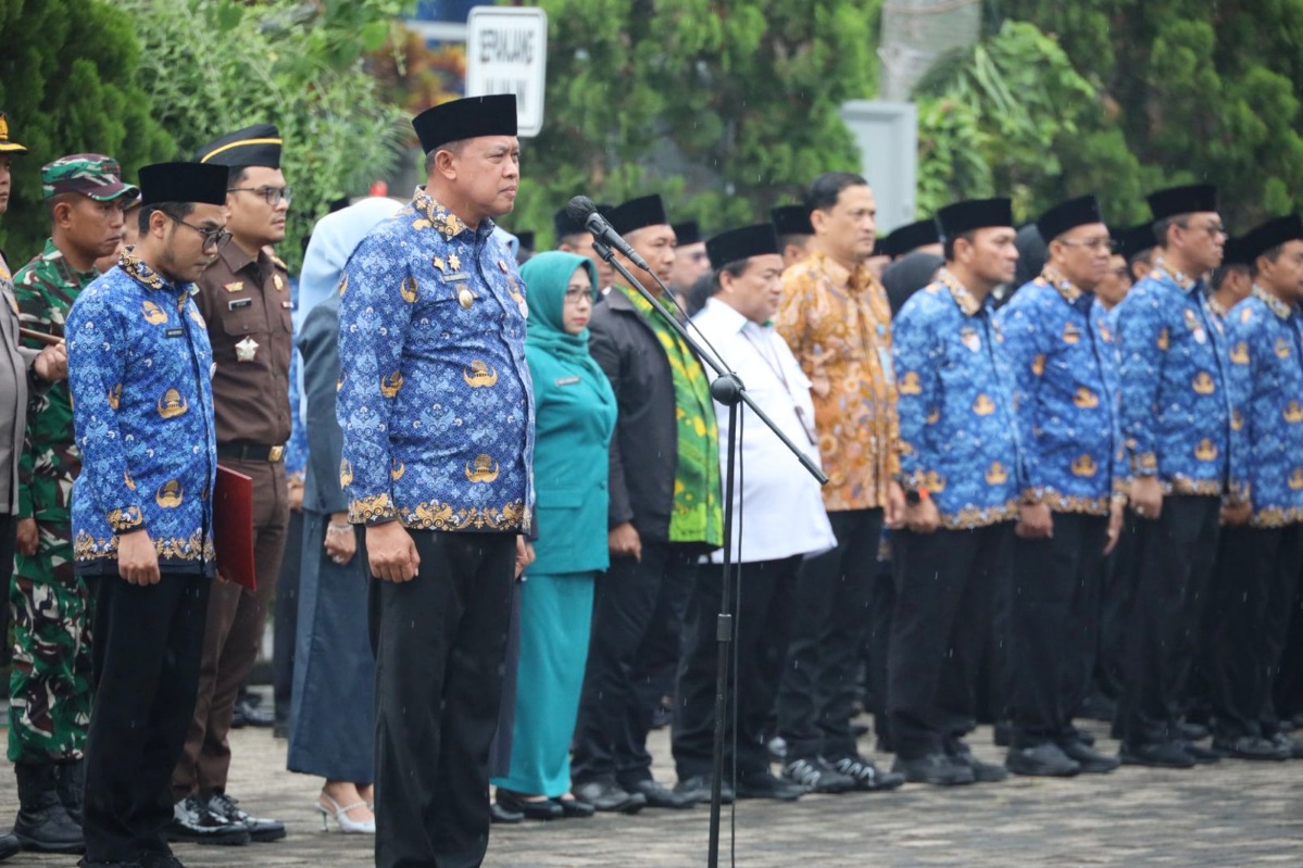Wali Kota Bekasi Tri Adhianto saat memimpin upacara peringatan hari sumpah pemuda ditengah rintik hujan, Selasa (28/10/2025).