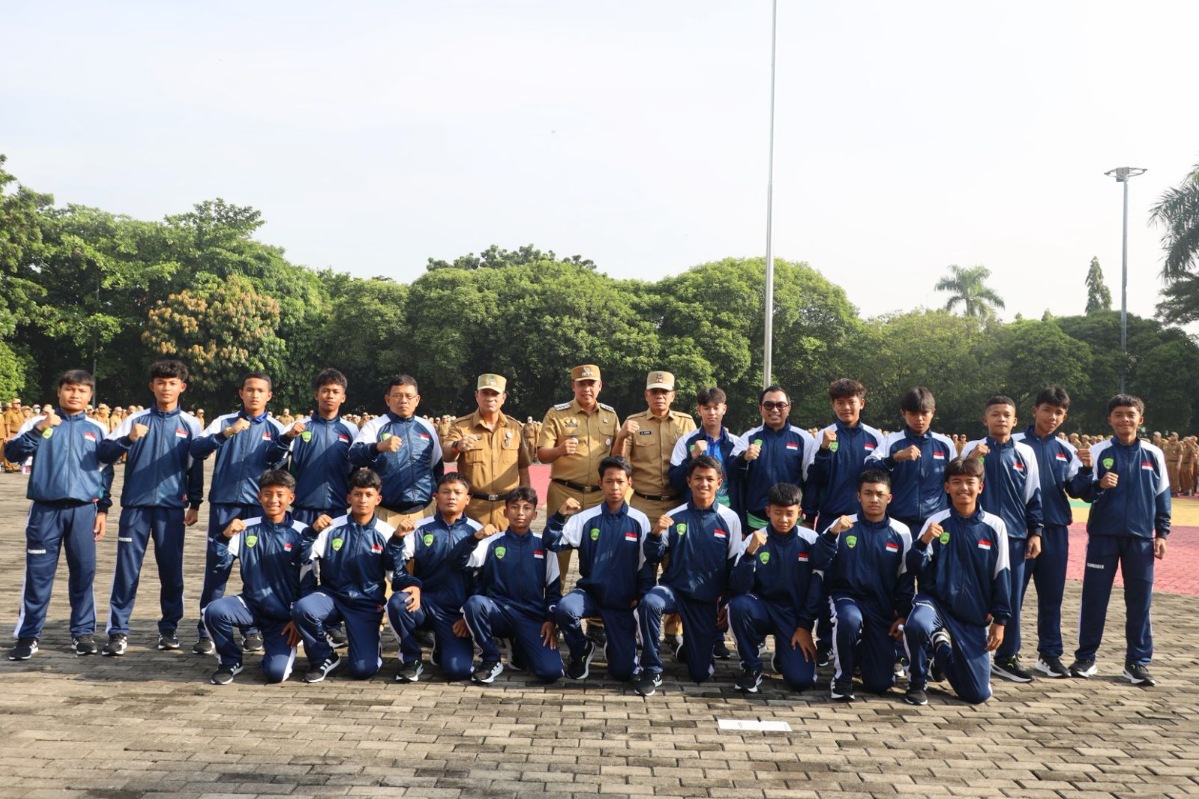 Wali Kota Bekasi Tri Adhianto saat foto bersama Tim Tajimalela yang akan berlaga di Singa Cup U-14 Singapura, Senin (27/10/2025).