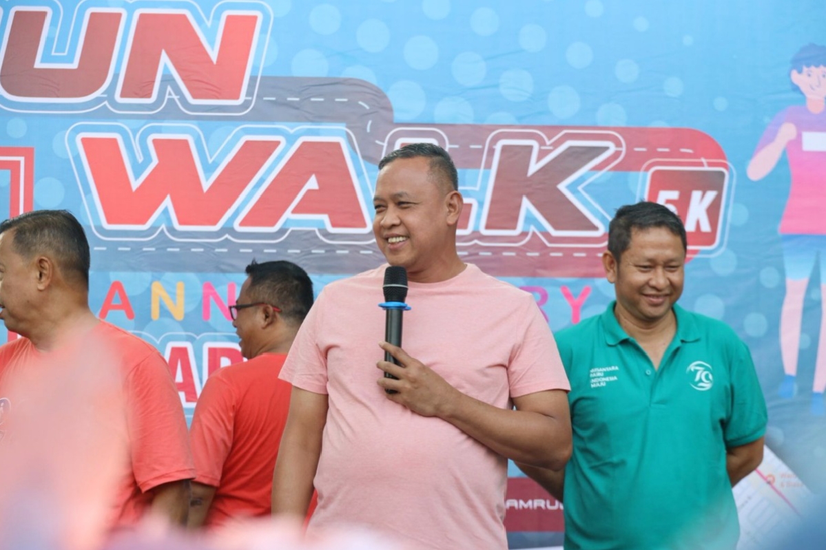 Wali Kota Bekasi Tri Adhianto dalam acara fun walk di CFD Dukuh Zamrud, ajak warga bawa tumbler guna mengurangi sampah plastik, Minggu (5/10/2025).