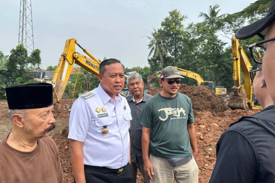 Wali Kota Bekasi Tri Adhianto saat meninjau polder air di Bintara, ajak warga menjaga dan merawat fasilitas yang ada, Rabu (29/10/2025).