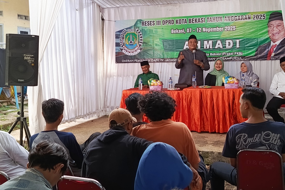 Ahmadi Madonk saat menyerap aspirasi warga masyarakat di RT 04 RW 012, Kelurahan Jatimekar, Kecamatan Jatiasih, Minggu (9/11/2025).
