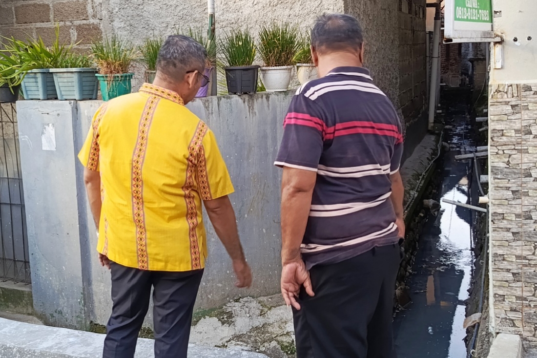 Anggota DPRD Kota Bekasi Fraksi Golkar Dariyanto usai menggelar reses, memantau langsung realisasi pembangunan di wilayah RW 03, Kelurahan Duren Jaya, Kota Bekasi, Jumat (7/11/2025).