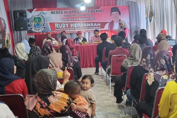 Anggota DPRD Kota Bekasi Fraksi PDIP Rudy Heryansyah saat menyerap aspirasi warga, sebut 70 persen janji pembangunan sudah direalisasikan, Jumat (7/11/2025).