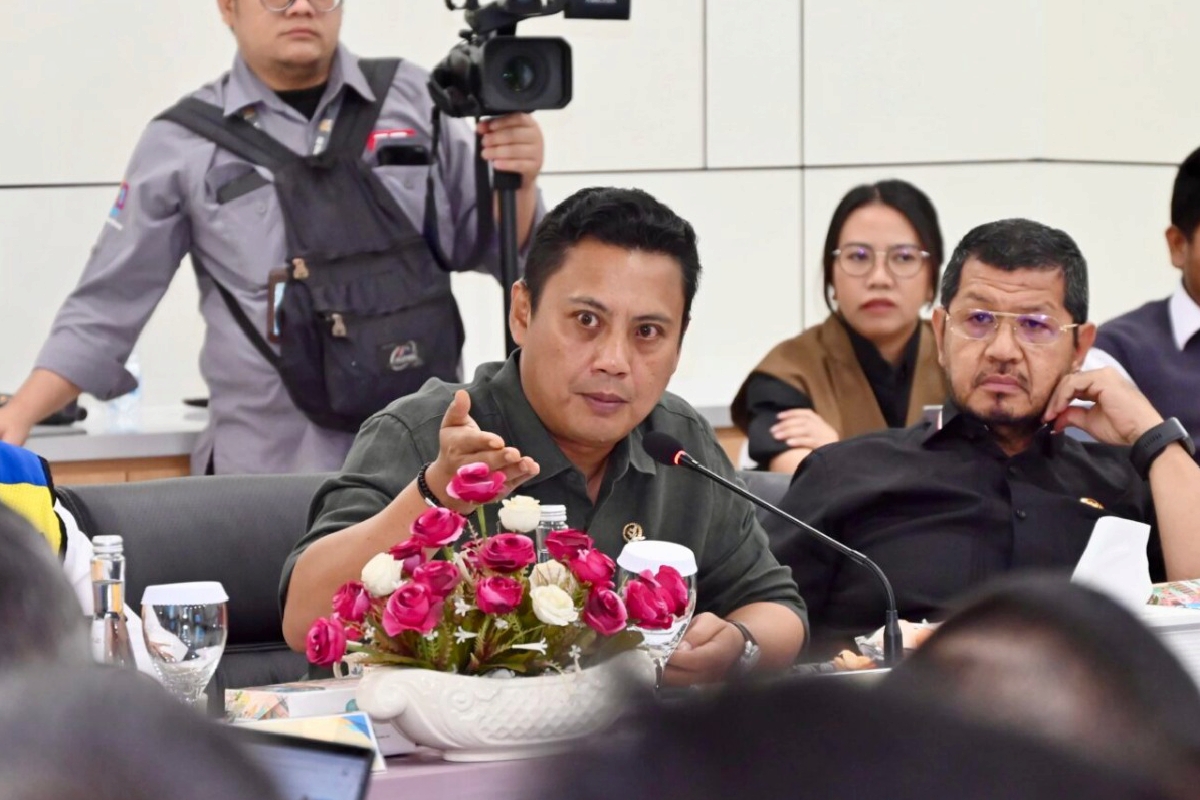 Wakil Ketua Komisi V DPR RI Andi Iwan Darmawan Aras menyoroti jalan bergelombang di Tol MBZ yang banyak dikeluhkan penggunaan. Menurutnya SPM di Tol tersebut belum terpenuhi.