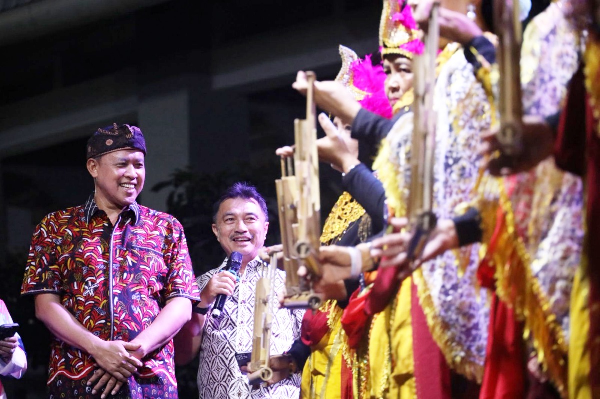 Wali Kota Tri Adhianto dan Wakil Wali Kota Bekasi Harris Bobihoe saat hadir dalam keriyaan lansia Kota Bekasi yang digelar di Plaza Patriot Candrabhaga, Sabtu (1/11/2025).