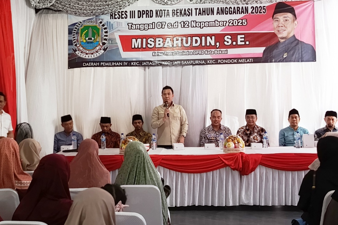 Anggota DPRD Kota Bekasi Fraksi Gerindra, Misbah saat menyerap aspirasi warga di Jatiluhur, Jatiasih, Kota Bekasi, Sabtu (8/11/2025). Misbah cerita peran sang ibu dalam karier politiknya.