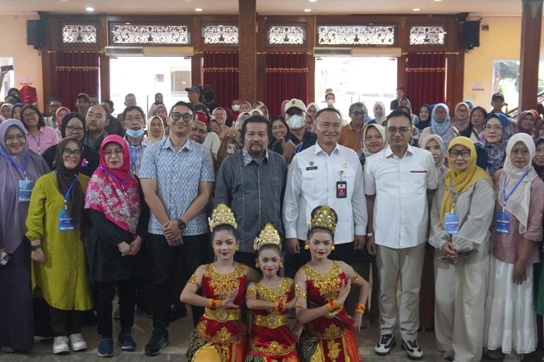 Anggota Komisi IX DPR RI Nuroji bersama BGN saat melakukan sosialisasi program MBG di Gedung Istanaku, Bekasi, Jawa Barat, Senin (13/10/2025).