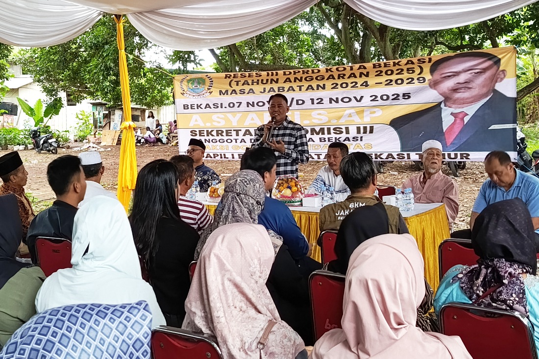A. Syafei saat menyerap aspirasi warga di RT 05 RW 03, Kelurahan Jakamulya, Kecamatan Bekasi Selatan, Minggu (9/11/2025). Ia menyinggung soal dana Rp100 juta per RW hingga kenaikan honor RT/RW.