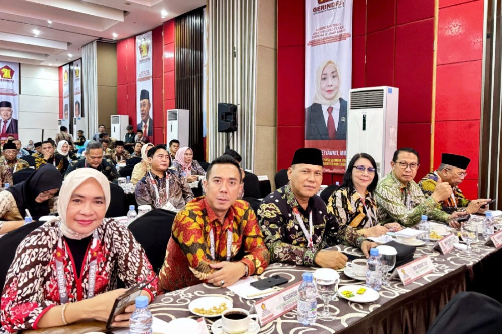 Ketua Fraksi Gerindra DPRD Kota Bekasi Misbahudin menyebut rotasi mutasi pejabat di lingkungan Pemkot untuk penyegaran birokrasi, Jumat (7/11/2025).