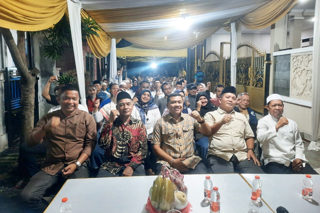 Anggota DPRD Kota Bekasi, Sarwin Edi Saputra foto bersama warga RW 07, Kelurahan Bantar Gebang, usai menyerap aspirasi, Minggu (9/11/2025).